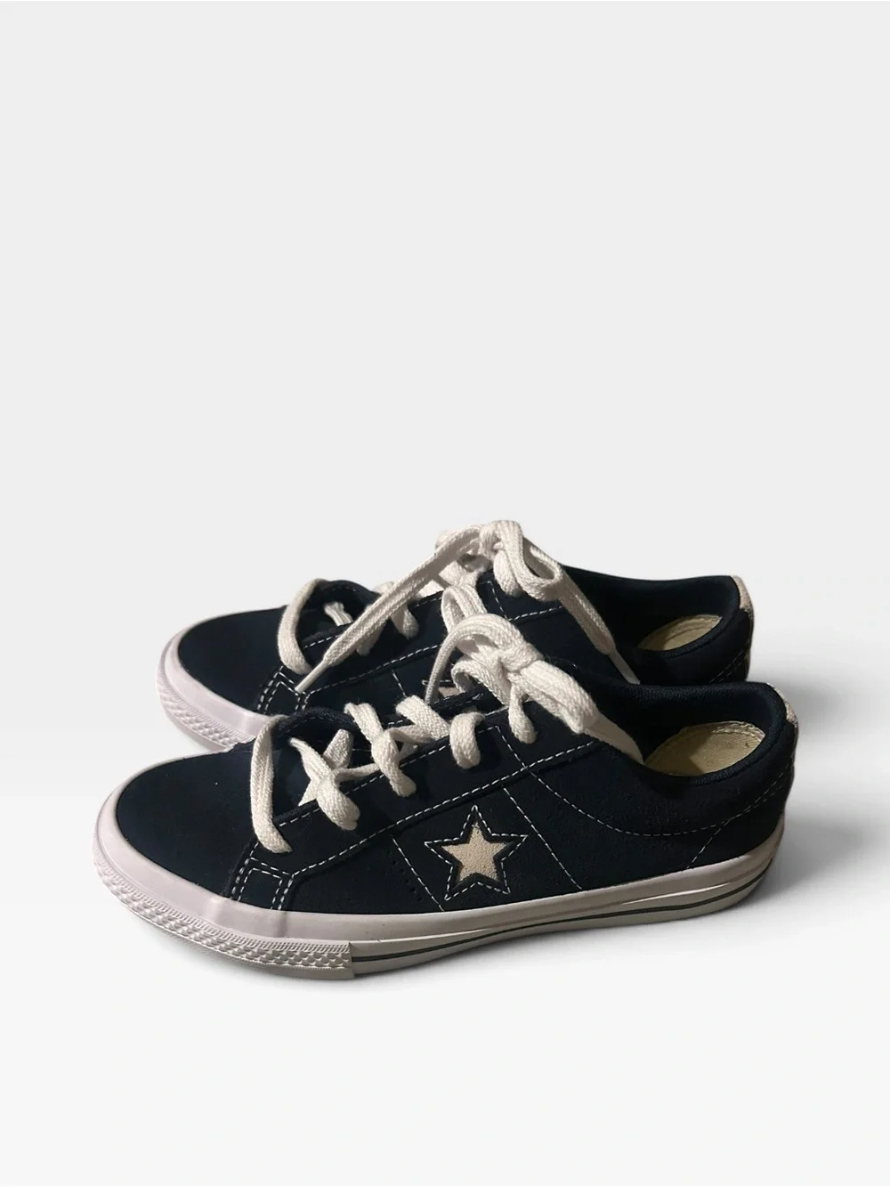 Kids Low-Top suede Star Sneakers in navy and White size 1.5